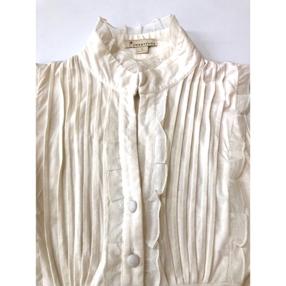 Ruffled sleeveless top in White - Picture 7 of 7